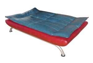 Диван-футон с двумя подушками